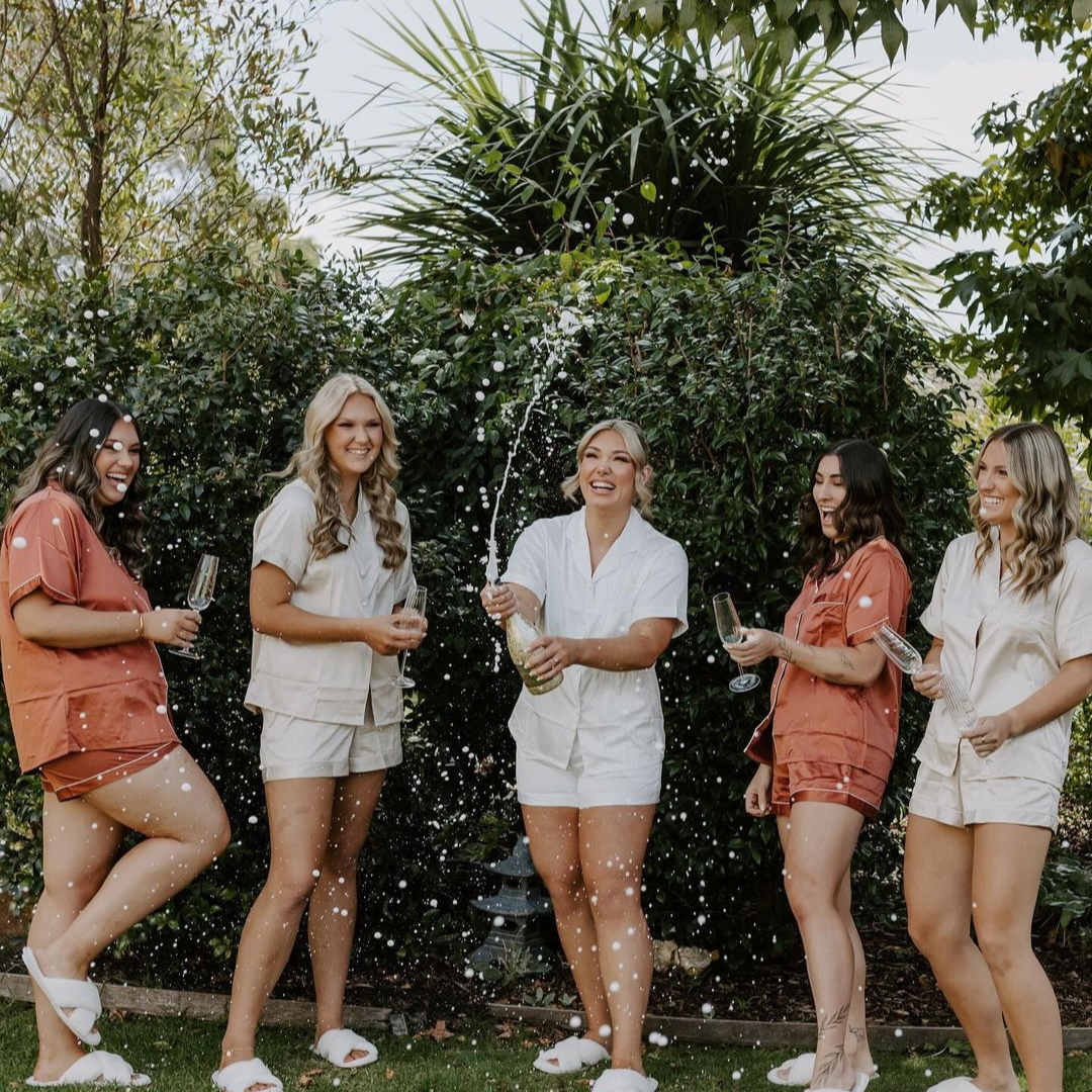 The Ultimate Bridesmaid Guide: Roles, Responsibilities, and Must-Have Wedding Day Essentials